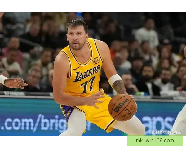 湖人硬碰联盟第一詹姆斯神情凝重东契奇轻松应战富保罗发声力挺老詹澄清质疑