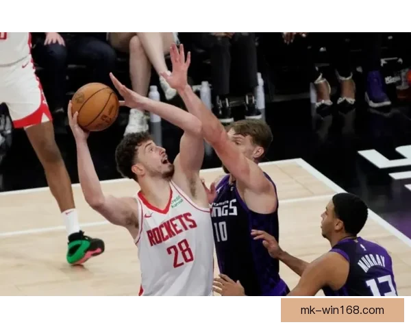 申京疑似腰部受伤比赛中多次捂腰一度被迫返回更衣室