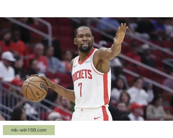 开心庆祝！火箭队更衣室泼水祝贺杜兰特 乌度卡将比赛用球交给阿杜